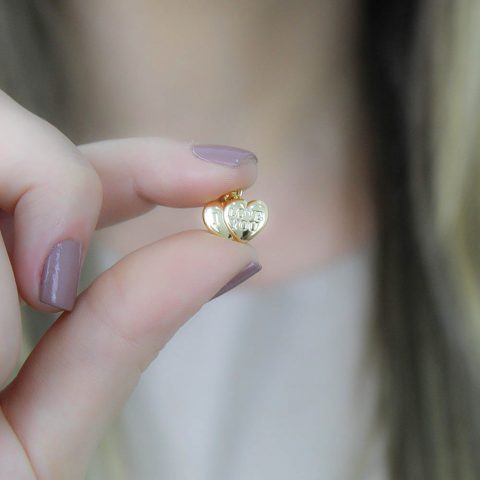 PIN132(medidas aproximadas 1,5X1,3cm) Semijoia folheada a ouro 18k.Livre de níquel, com banho antialérgico que minimiza possíveis reações na pele, 01 ano de garantia.