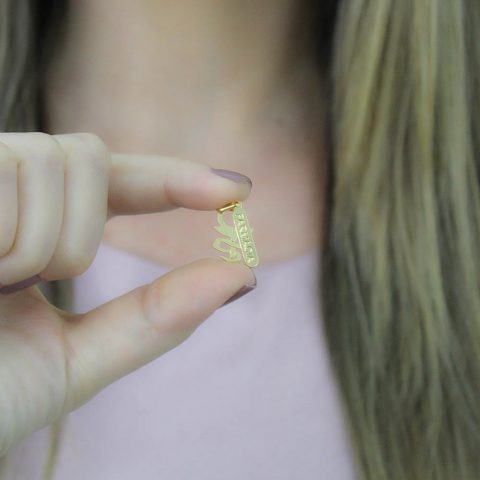 PIN170(medidas aproximadas 2,0X1,0cm) Semijoia folheada a ouro 18k .Livre de níquel, com banho antialérgico que minimiza possíveis reações na pele 01 ano de garantia.