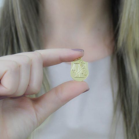PIN193(medidas aproximadas 3,0X1,5cm) Semijoia folheada a ouro 18k.Livre de níquel, com banho antialérgico que minimiza possíveis reações na pele, 01 ano de garantia.