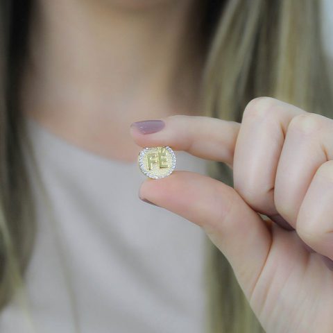 PIN217(medidas aproximadas 1,3cm) Semijoia folheada a ouro 18k com detalhe em strass.Livre de níquel, com banho antialérgico que minimiza possíveis reações na pele, 01 ano de garantia.